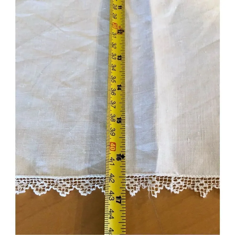 Set of 6 Vintage White Cotton Dinner Napkins w lace cutout details—17” Square